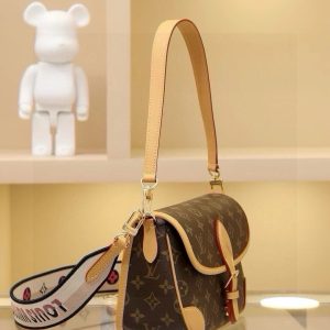 Alternative view of This DIANE handbag comes with one leather shoulder strap (for underarm carry) and one embroidered shoulder strap (for shoulder or crossbody carry), both of which are removable. Its capacity is ample for daily use, easily accommodating even the largest smartphones. The belt-style buckle is decorative but actually features a magnetic closure for convenient opening and closing. It includes a central divider for organizing items, plus a zippered compartment for storing valuables.Dimensions: 25.0 × 9.0 × 15.0 cm (Length × Width × Height)